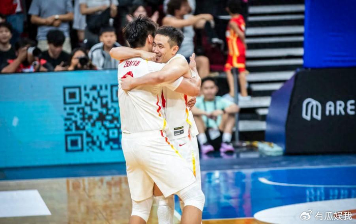 足球即時比數直播-男篮大逆转赛后更衣室曝光！篮协主席激动哭了：赵睿喜极而泣|中国队|中国台北队|世预赛|日本|郭士强_新浪体育_新浪新闻